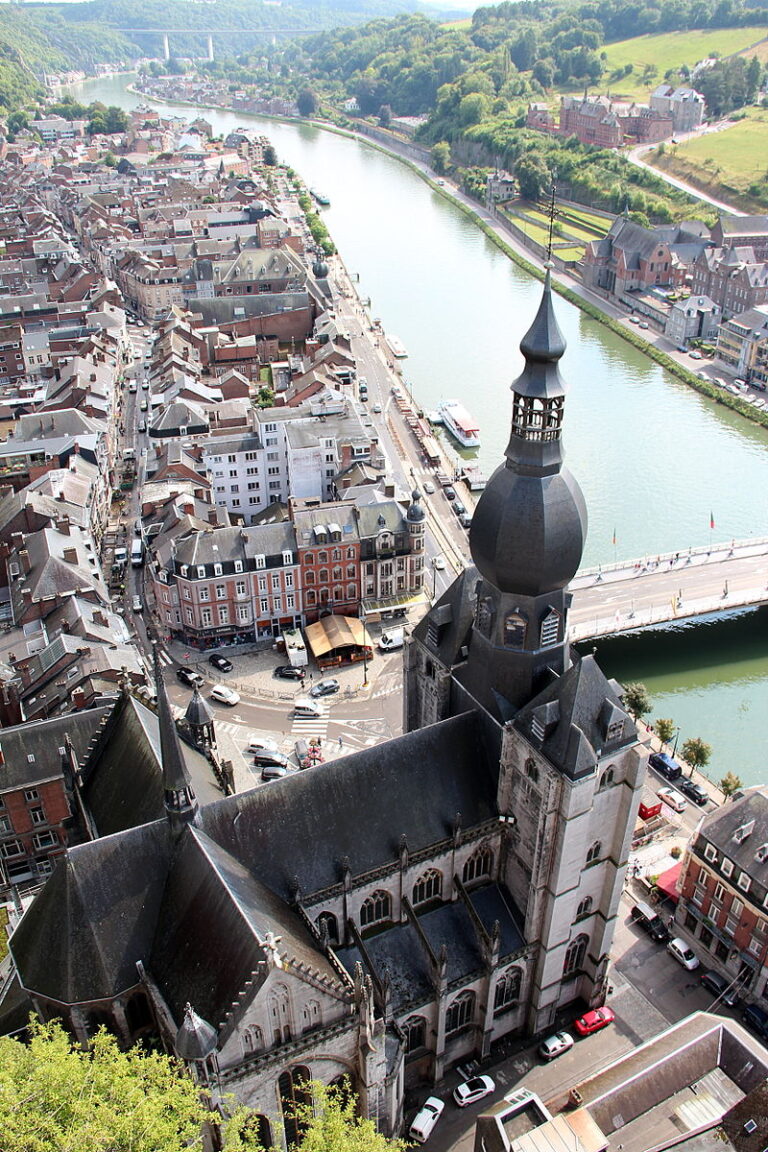 Dinant La Collégiale_N-D de l'Assomption et la Meuse